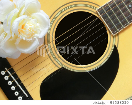 フォークギターと造花の白い花 95588030