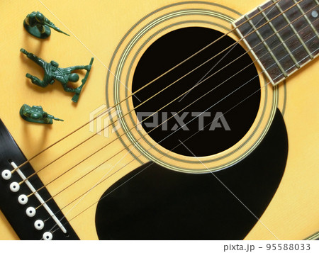 フォークギターとミニチュアの兵士 フォークギターとミニチュアの兵士 95588033