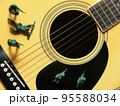 フォークギターとミニチュアの軍隊 95588034