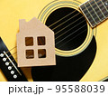 フォークギターとハウス型オブジェ 95588039