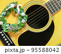 フォークギターとクリスマスリース 95588042