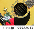フォークギターと置物のクリスマスツリー 95588043