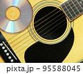 フォークギターとコンパクトディスク 95588045