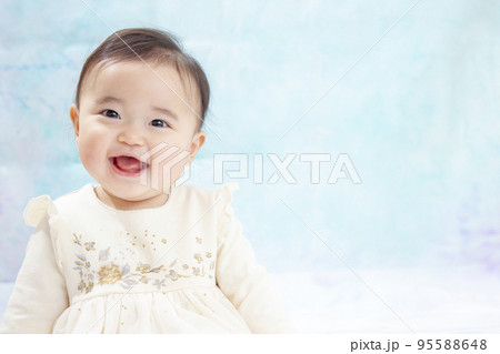 ドレスを着て室内で遊ぶ女の子の赤ちゃん ドレスを着て室内で遊ぶ女の子の赤ちゃん 95588648