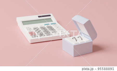 平面上に置かれた2つの結婚指輪を収めたケースと白い電卓の3Dレンダリングイラスト 95588891