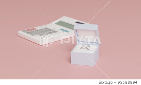平面上に置かれた2つの結婚指輪を収めたケースと白い電卓の3Dレンダリングイラスト 平面上に置かれた2つの結婚指輪を収めたケースと白い電卓の3Dレンダリングイラスト 95588894