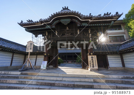 顕証寺 山門 築地塀(大阪府八尾市久宝寺) 顕証寺 山門 築地塀(大阪府八尾市久宝寺) 95588973