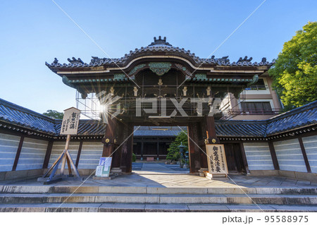 顕証寺　山門　築地塀（大阪府八尾市久宝寺） 95588975