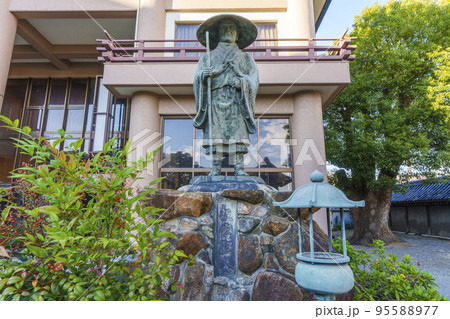 顕証寺 境内 親鸞聖人像(大阪府八尾市久宝寺) 顕証寺 境内 親鸞聖人像(大阪府八尾市久宝寺) 95588977