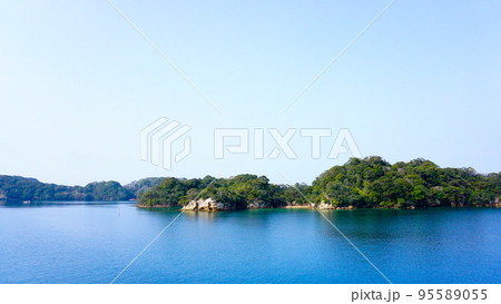 遊覧船から見た九十九島の海原と島々 95589055