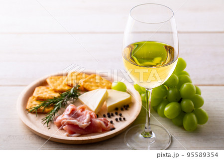 白ワインと料理 95589354