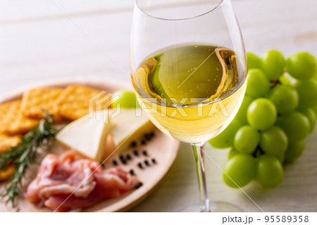白ワインと料理 95589358