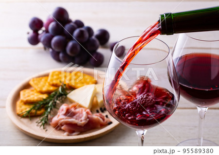 赤ワインと料理 95589380