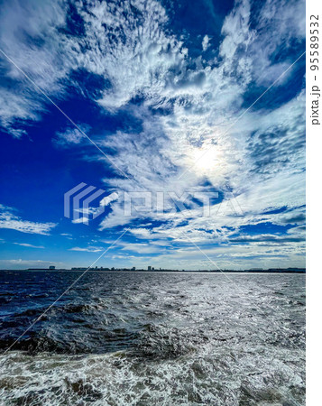 雲に隠れる夏の太陽 95589532