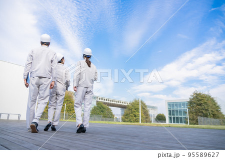 爽やかなエンジニアの後ろ姿 爽やかなエンジニアの後ろ姿 95589627