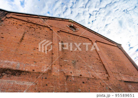 愛知県半田市　カブトビール製造工場の半田赤レンガ建物の壁面に残る戦争時の機銃掃射の跡 95589651