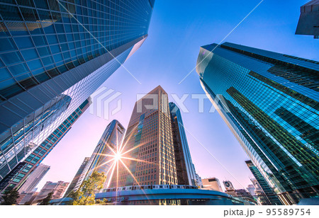 日本の東京都市景観 ダイヤモンド汐留・太陽光に映える汐留のオフィス街やゆりかもめを望む＝10月20日 95589754