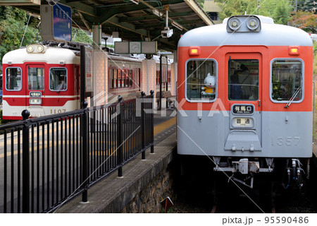 有馬温泉駅にレトロなデザインの車両が停車中です 有馬温泉駅にレトロなデザインの車両が停車中です 95590486