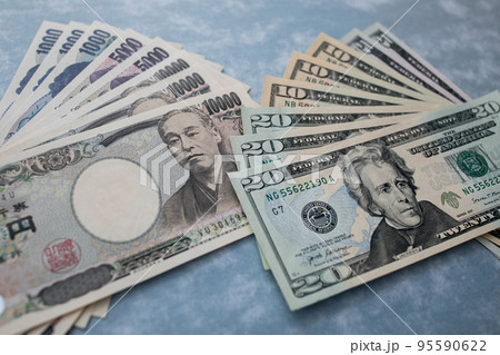 日本円と米ドル紙幣 日本円と米ドル紙幣 95590622