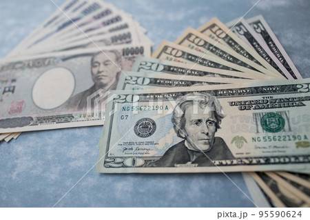 日本円と米ドル紙幣 日本円と米ドル紙幣 95590624