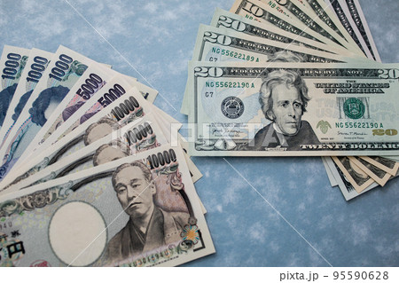 日本円と米ドル紙幣 95590628