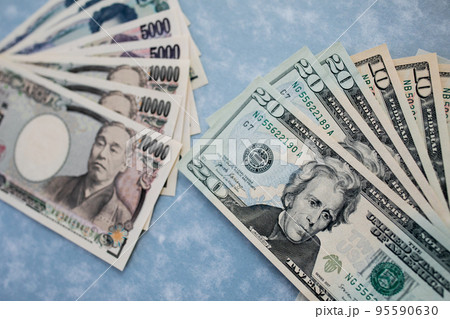 日本円と米ドル紙幣 95590630