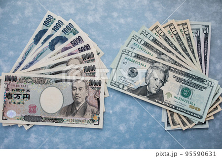 日本円と米ドル紙幣 日本円と米ドル紙幣 95590631