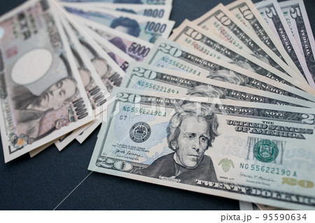 日本円と米ドル紙幣 日本円と米ドル紙幣 95590634