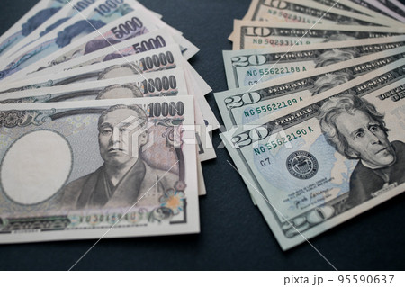 日本円と米ドル紙幣 95590637
