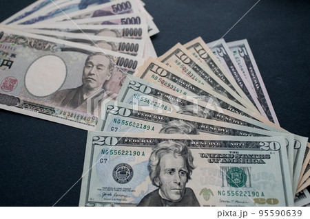 日本円と米ドル紙幣 95590639