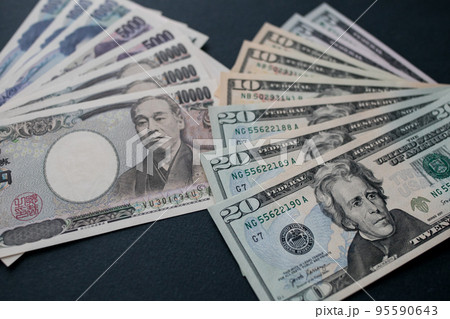 日本円と米ドル紙幣 95590643