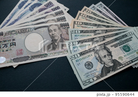 日本円と米ドル紙幣 日本円と米ドル紙幣 95590644