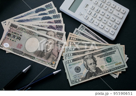 日本円と米ドル紙幣 95590651