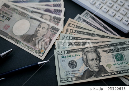 日本円と米ドル紙幣 95590653