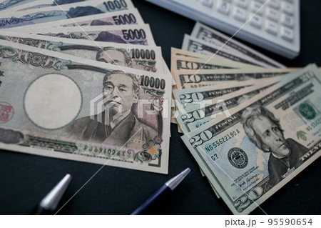 日本円と米ドル紙幣 日本円と米ドル紙幣 95590654