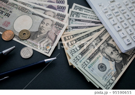 日本円と米ドル紙幣 日本円と米ドル紙幣 95590655