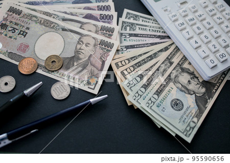 日本円と米ドル紙幣 日本円と米ドル紙幣 95590656