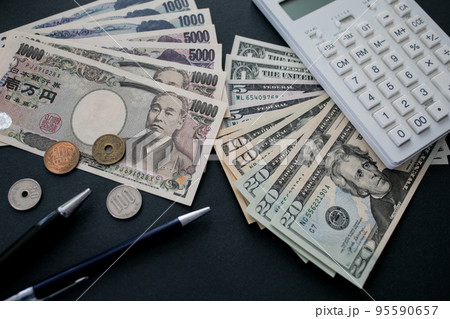 日本円と米ドル紙幣 日本円と米ドル紙幣 95590657