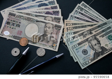 日本円と米ドル紙幣 日本円と米ドル紙幣 95590658