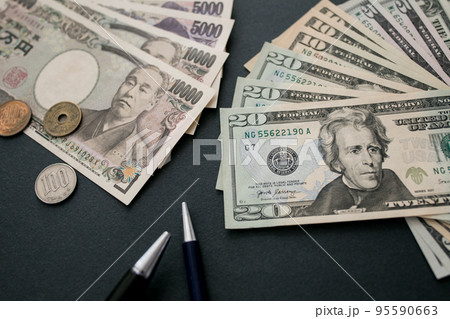 日本円と米ドル紙幣 95590663