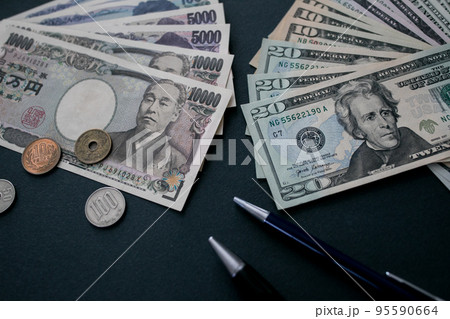 日本円と米ドル紙幣 95590664