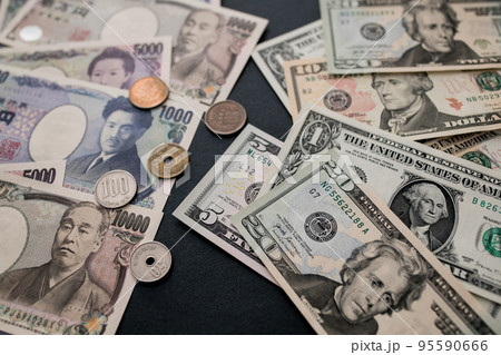 日本円と米ドル紙幣 日本円と米ドル紙幣 95590666