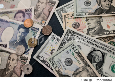 日本円と米ドル紙幣 日本円と米ドル紙幣 95590668