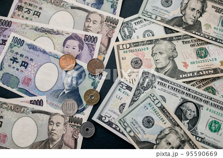 日本円と米ドル紙幣 95590669