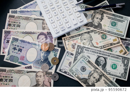 日本円と米ドル紙幣 日本円と米ドル紙幣 95590672