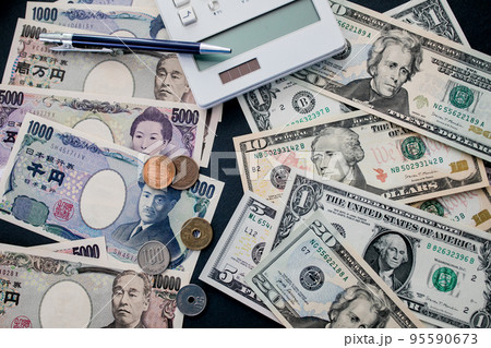 日本円と米ドル紙幣 95590673