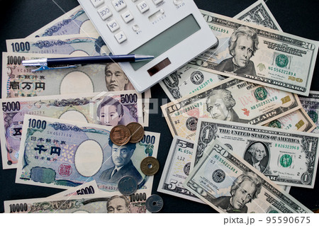 日本円と米ドル紙幣 95590675