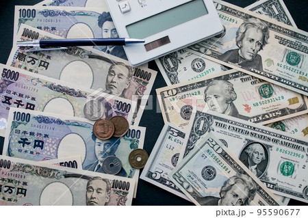 日本円と米ドル紙幣 日本円と米ドル紙幣 95590677