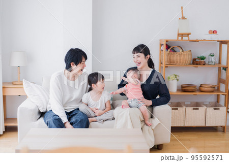 家族団らんの時間を過ごす家族 95592571