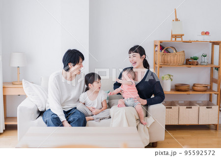 家族団らんの時間を過ごす家族 95592572